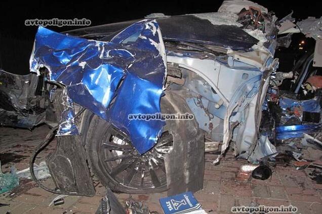 В Киеве парни на Maserati врезались в столб: автомобиль разорвало на части