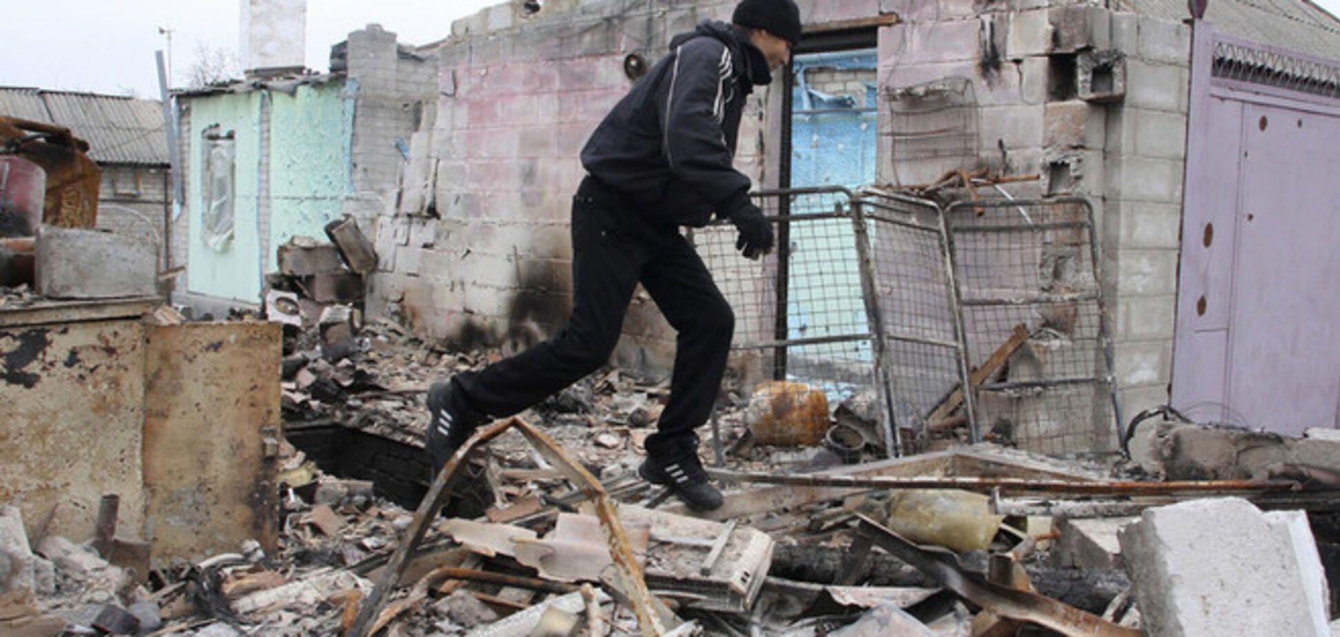 По Донецку стреляют из тяжелого оружия: снаряд попал в жилой дом