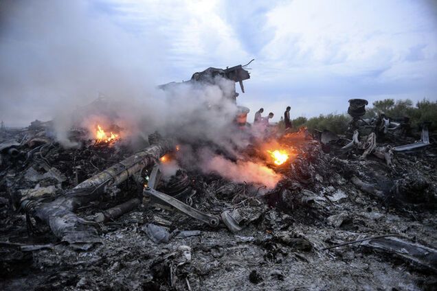 Опубликовано видео первых минут после крушения Boeing-777: жители обсуждают ракету