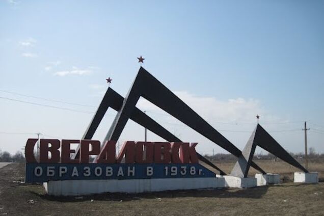 На Луганщине устроили против боевиков массовый митинг с сине-желтой краской: прозвучали автоматные очереди