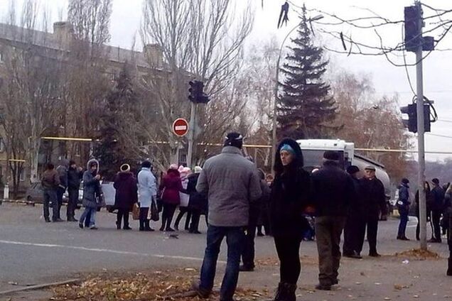 В Торезе женщины с детьми вышли требовать выплат от боевиков: опубликовано фото