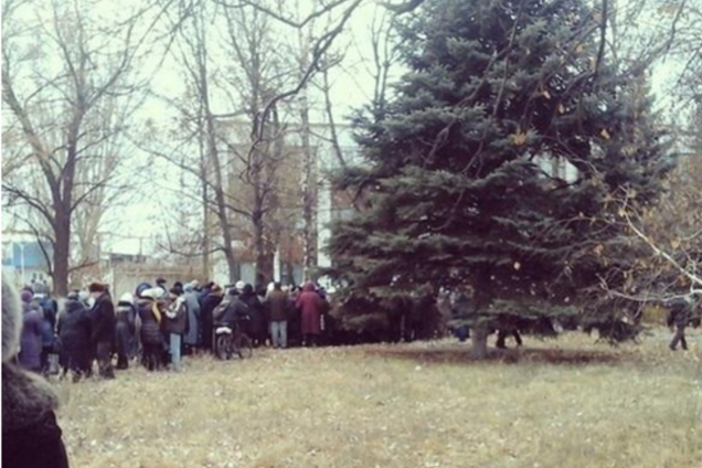 В Горловке пенсионеры подрались из-за обещанных талонов на получение денег: одну бабушку задавили ногами