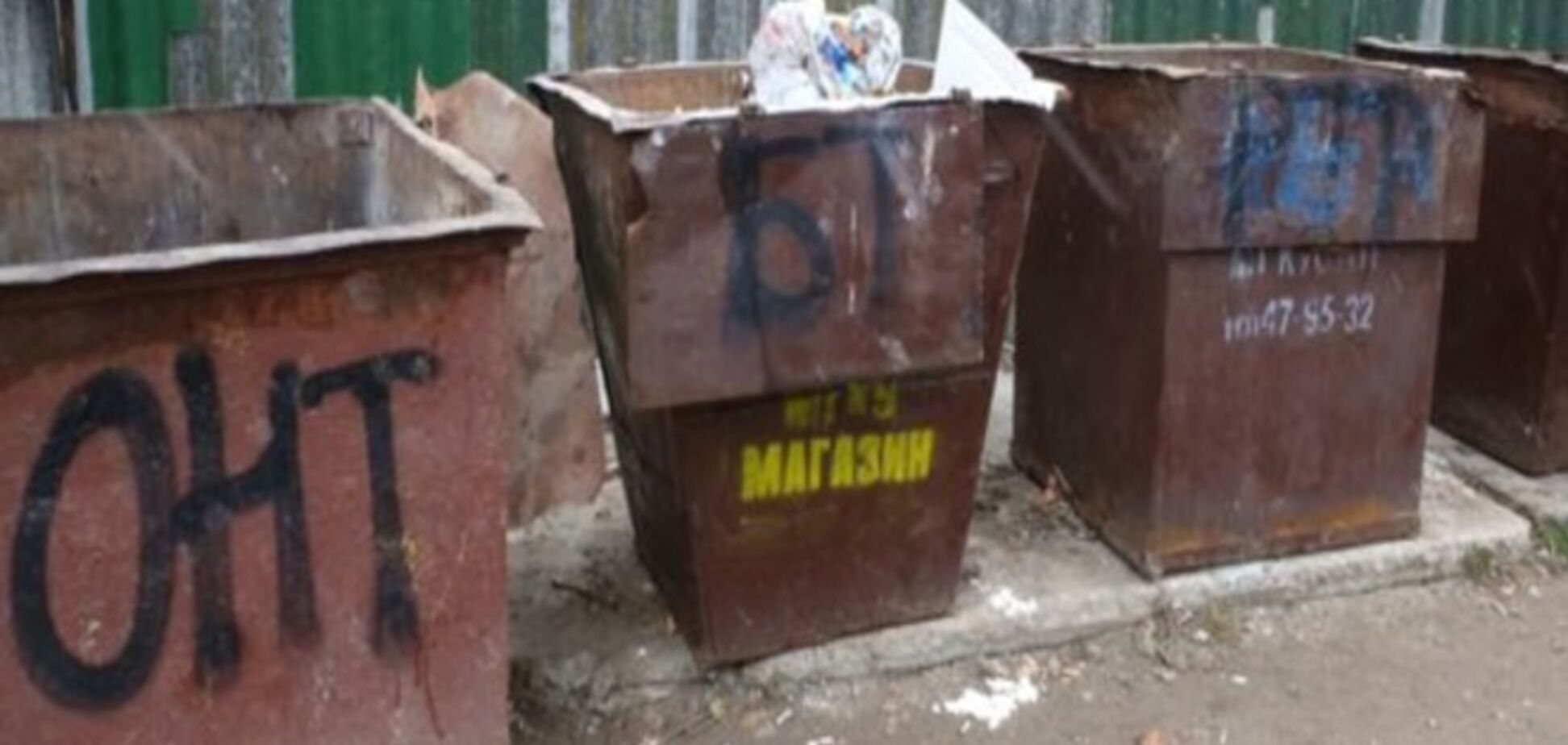 В Беларуси мусорные баки украсили логотипами российских телеканалов: опубликованы фото