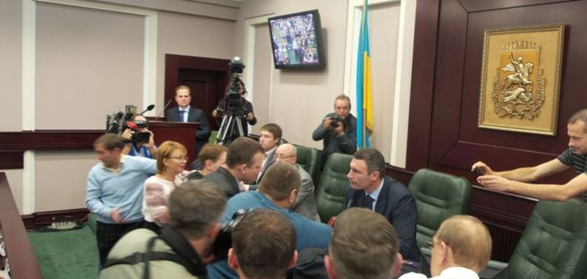 Депутатам Київради хочуть заборонити співати пісню про Путіна, хамити і битися
