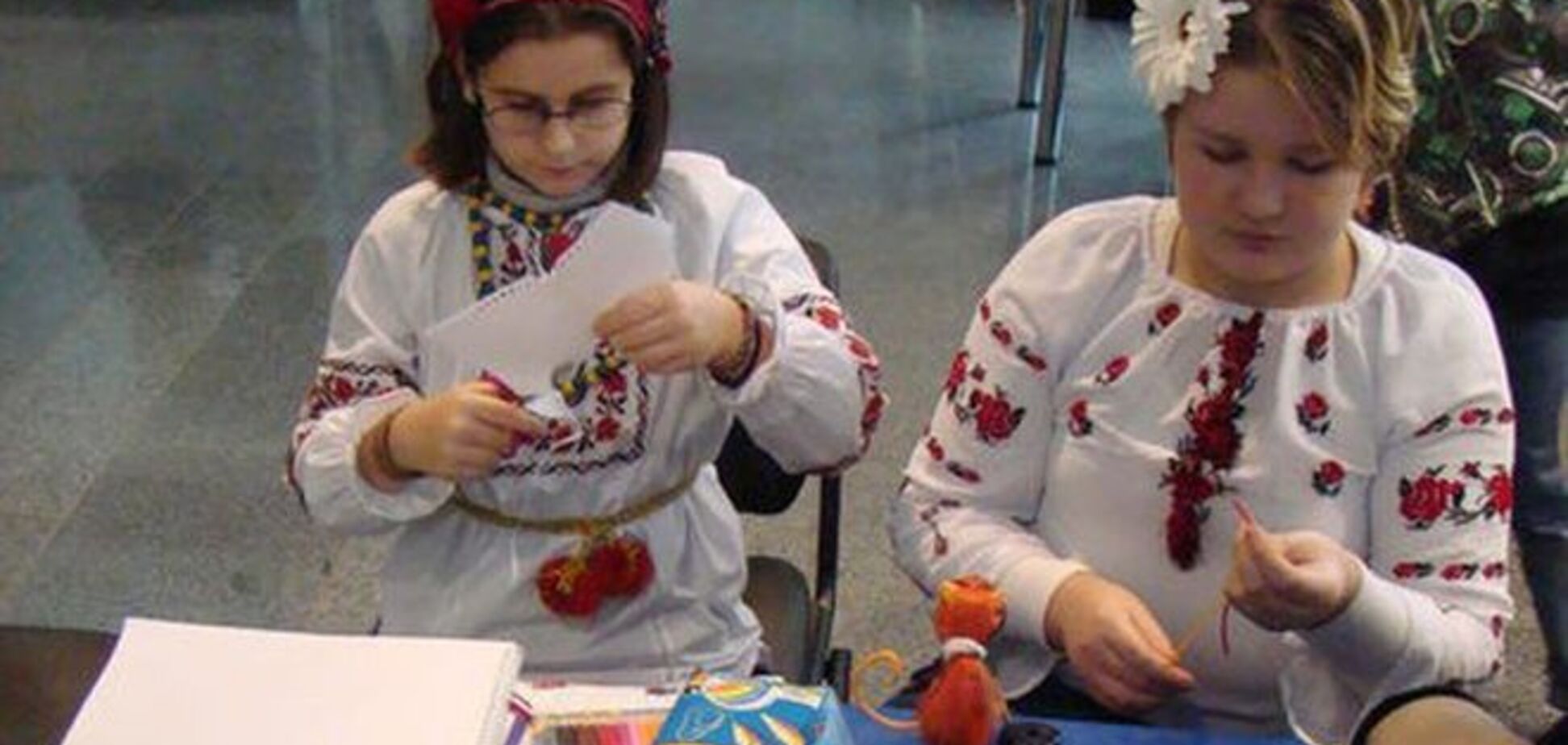 Киевские дети плетут чудо-браслеты для военных. Фотофакт