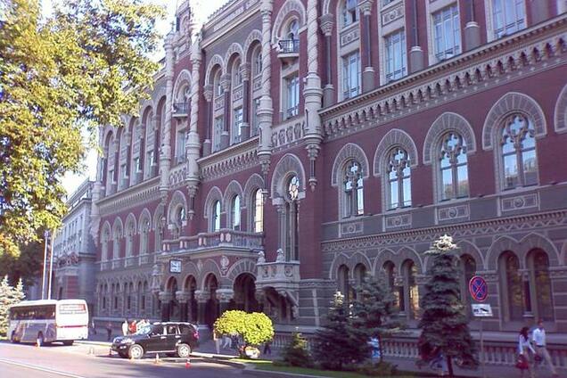 Под стенами НБУ заемщики и вкладчики со всей Украины требуют остановить девальвацию гривни