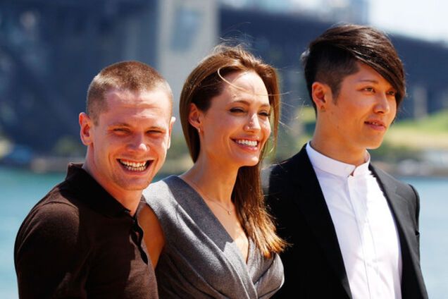 Анджелина Джоли на фотоколле: легкое декольте и много-много смеха