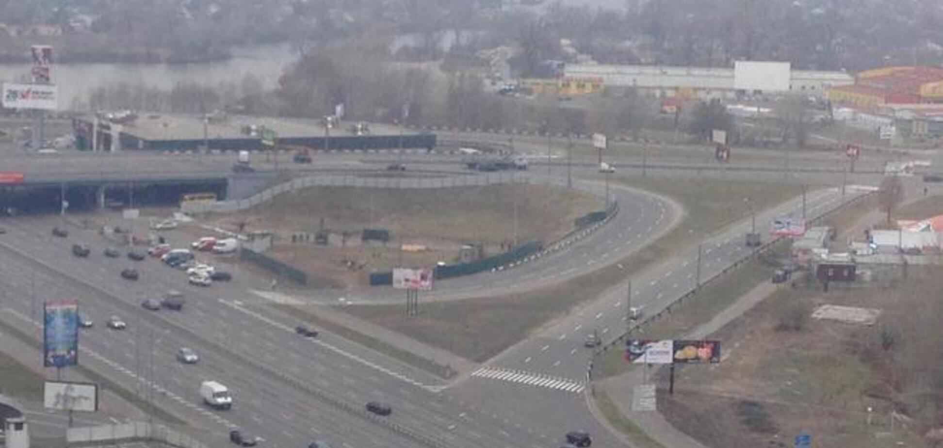 На Осокорках в Киеве построят новый ТРЦ: стройку оградили поваленным накануне забором