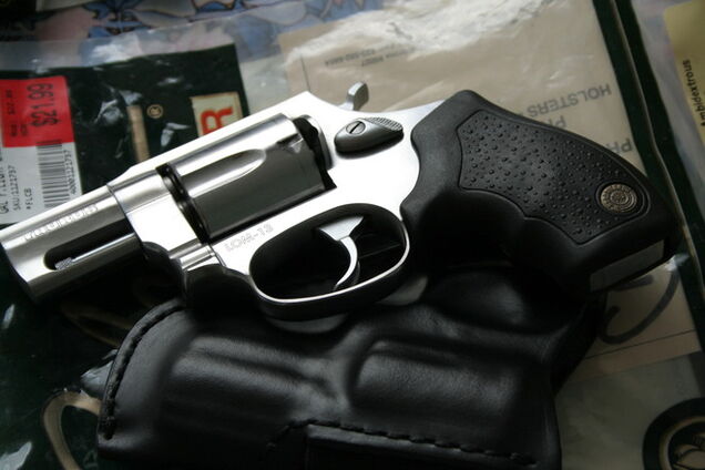 Россиянам разрешили носить оружие в целях самообороны