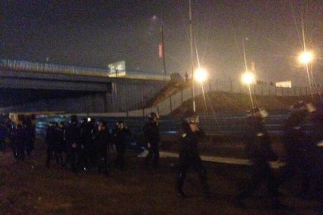 На Осокорках опять сожгли забор вокруг скандальной застройки: опубликованы фото