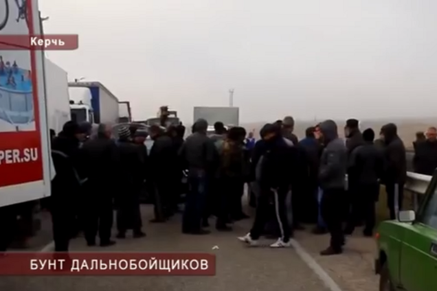 В Керчі бунтівні далекобійники перекрили в'їзд на переправу сотнею вантажівок