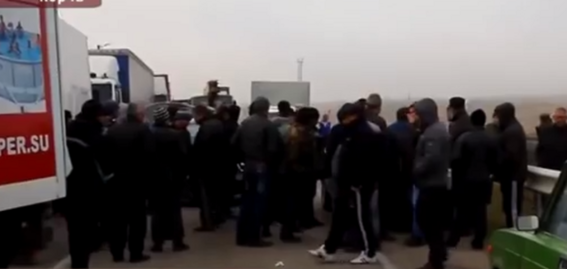 В Керчи бунтующие дальнобойщики перекрыли въезд на переправу сотней грузовиков