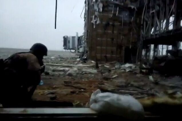 'Киборги' под обстрелом разгружают БТРы: опубликовано видео