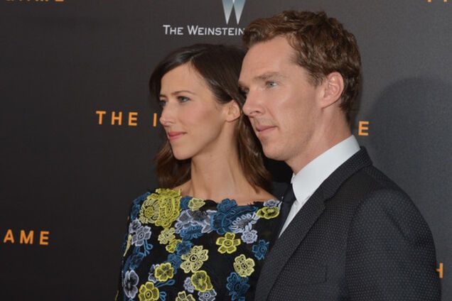 Камбербэтч с невестой на красной дорожке (а у Киры Найтли опять чудесное платье)