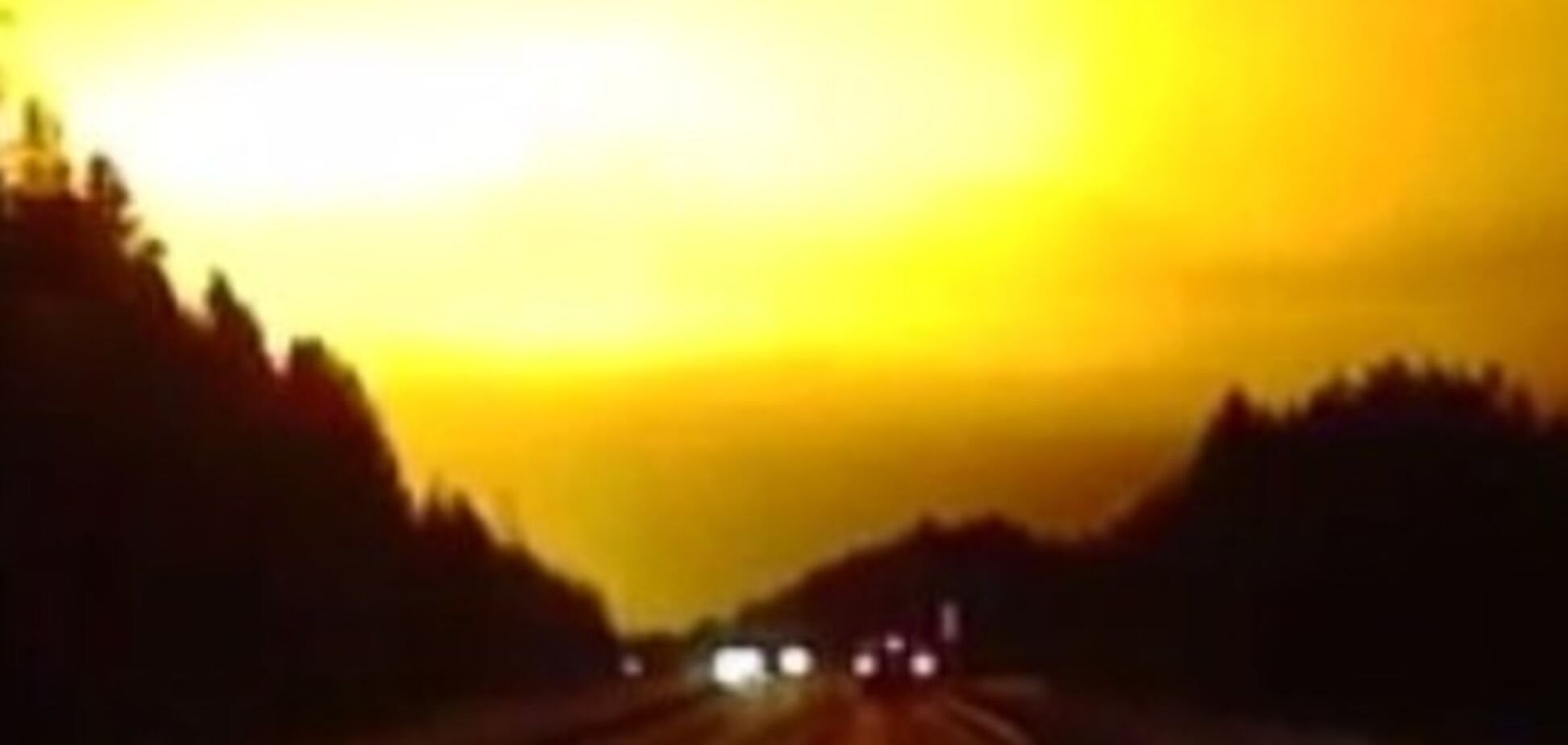 В небі над Росією стався загадковий вогненний спалах: опубліковано відео