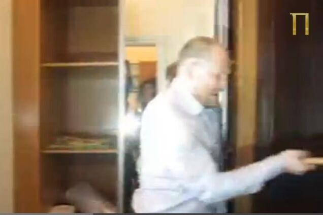 Появилось видео, как нардеп Каплин топором рубит дверь в кабинет мэра Полтавы