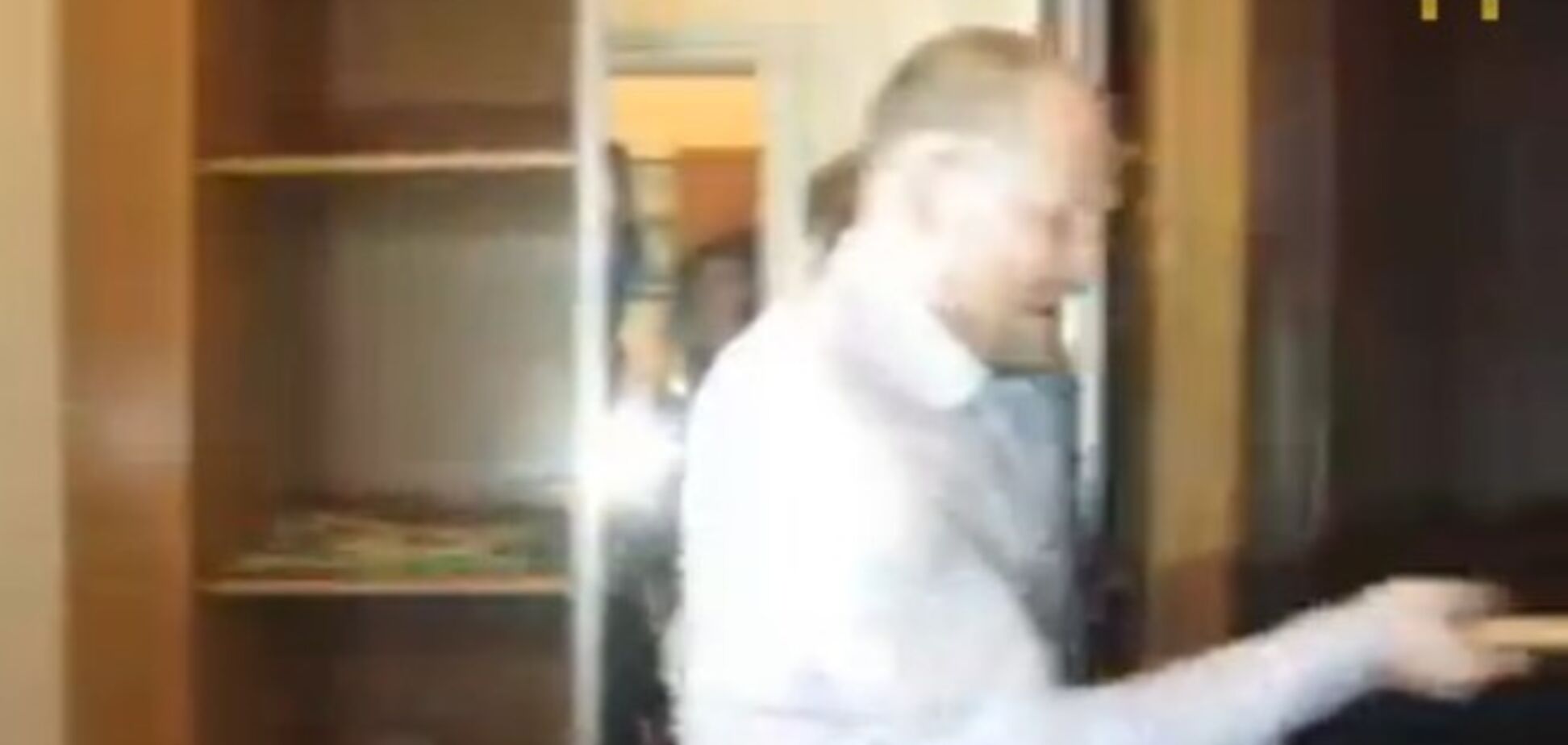 З'явилося відео, як нардеп Каплін сокирою рубає двері в кабінет мера Полтави