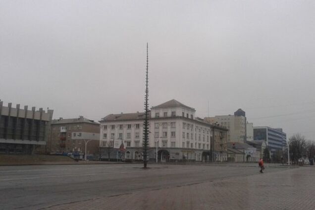Война войной, а Новый год по расписанию: в оккупированном Луганске устанавливают елку