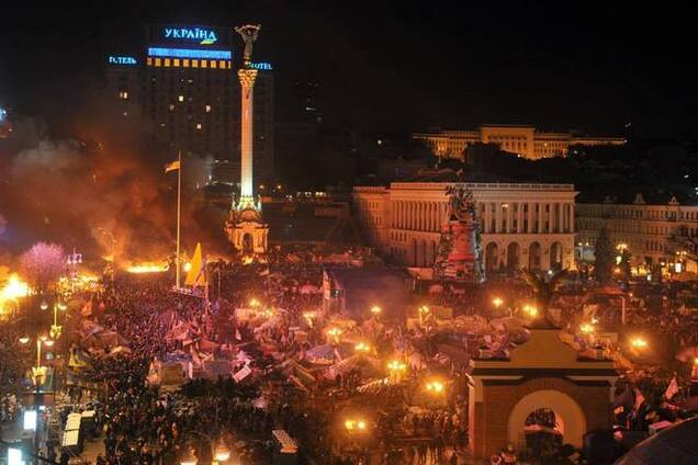 В соцсети опубликовали 42 легендарных фото с горящего киевского Евромайдана