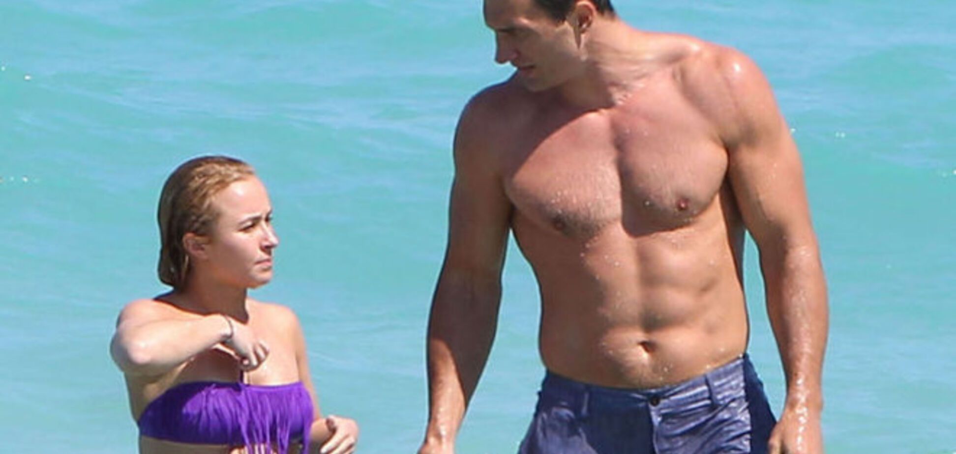 Невеста Кличко греет на Гавайях целлюлит и позирует в бикини