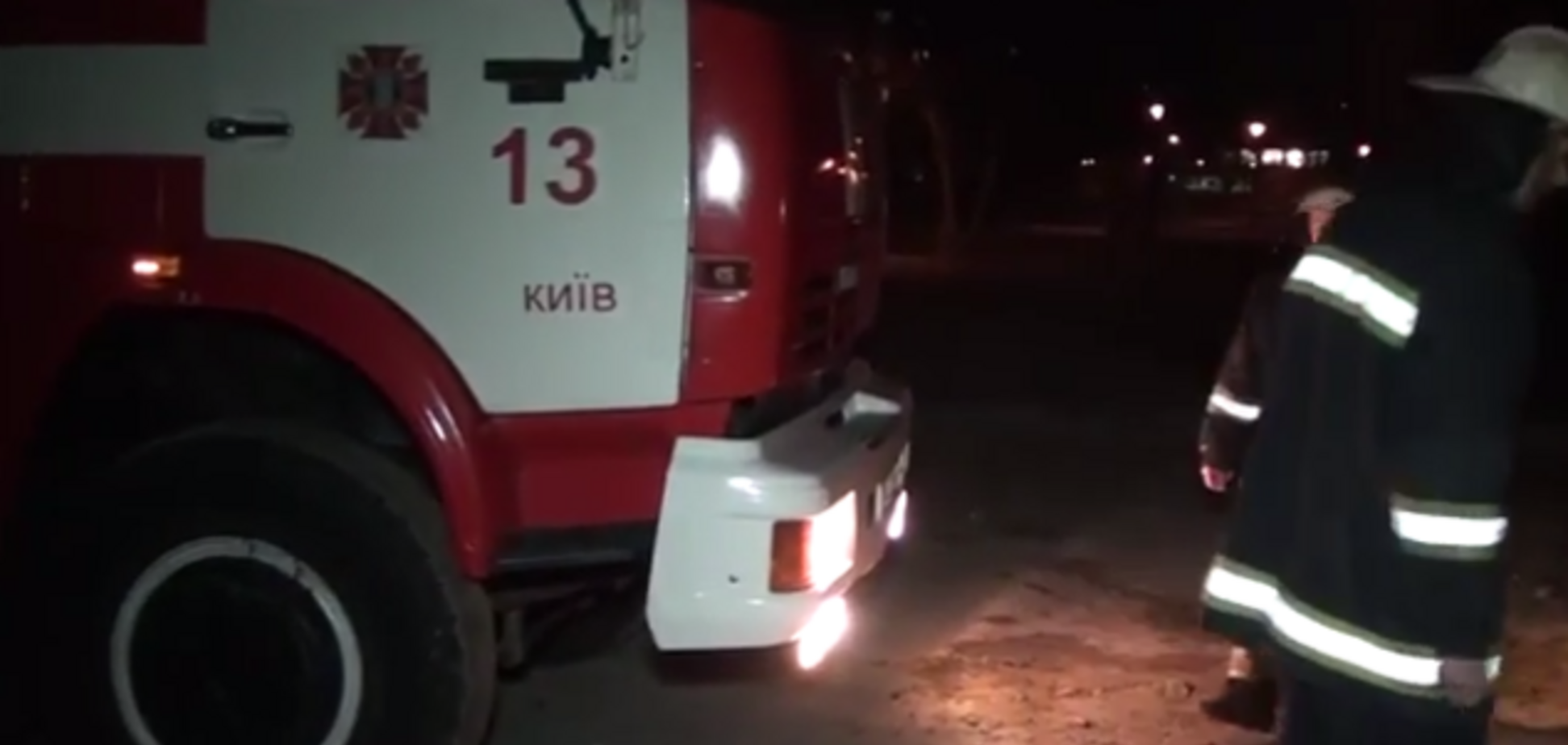 У Києві 20 осіб в масках підпалили споруджуваний будинок: опубліковано відео