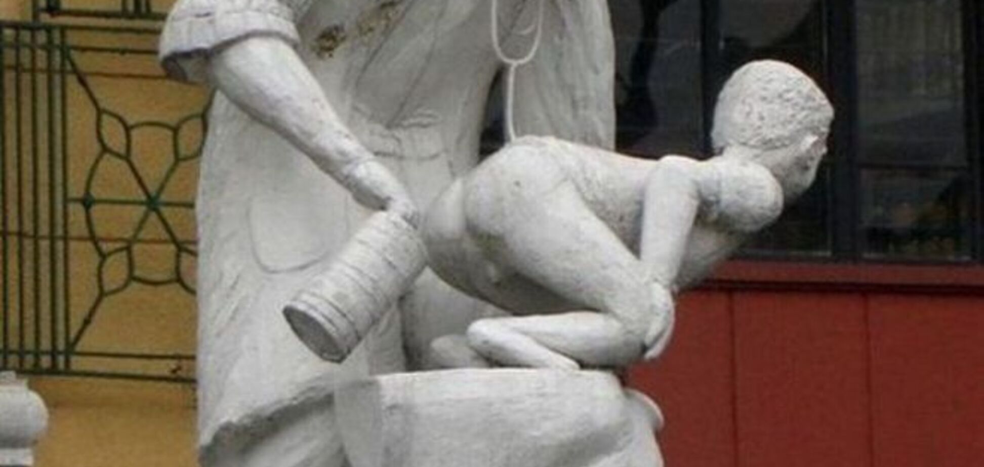 Самые отвратительные и нелепые статуи со всего света