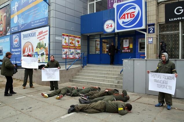 Противники російських товарів влаштували акцію бойкоту біля супермаркету 'АТБ' у Києві