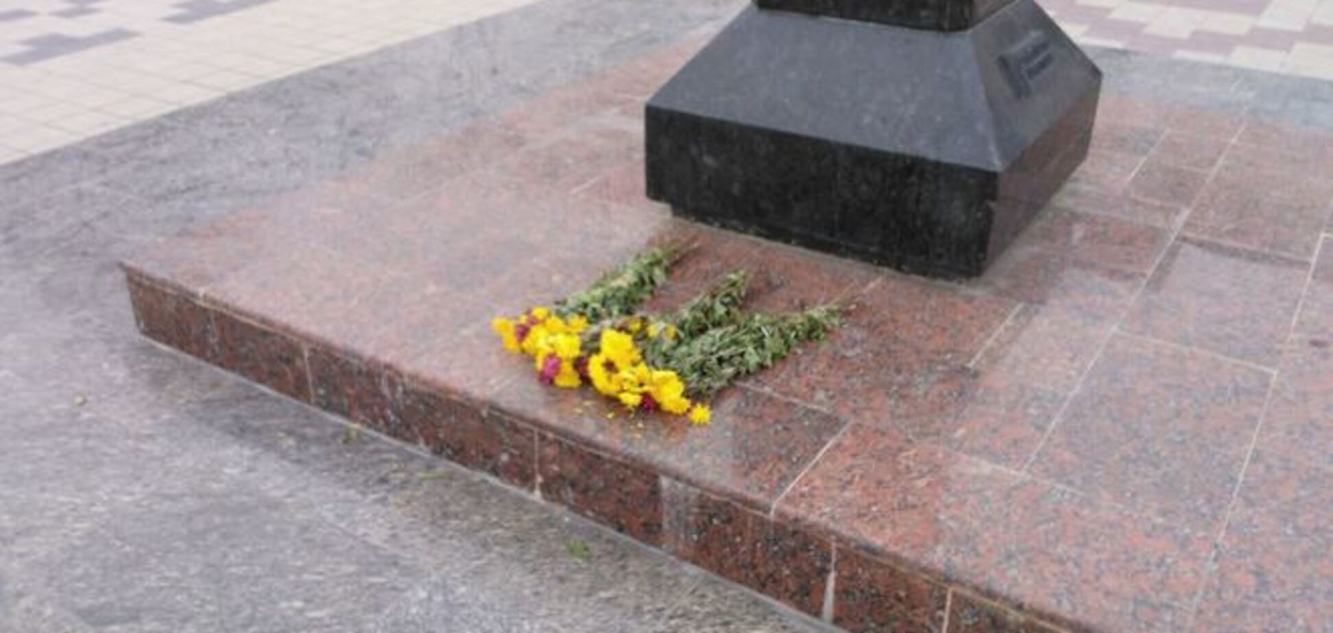 В оккупированном Симферополе неизвестные приносят цветы к бюсту Шевченко. Фотофакт