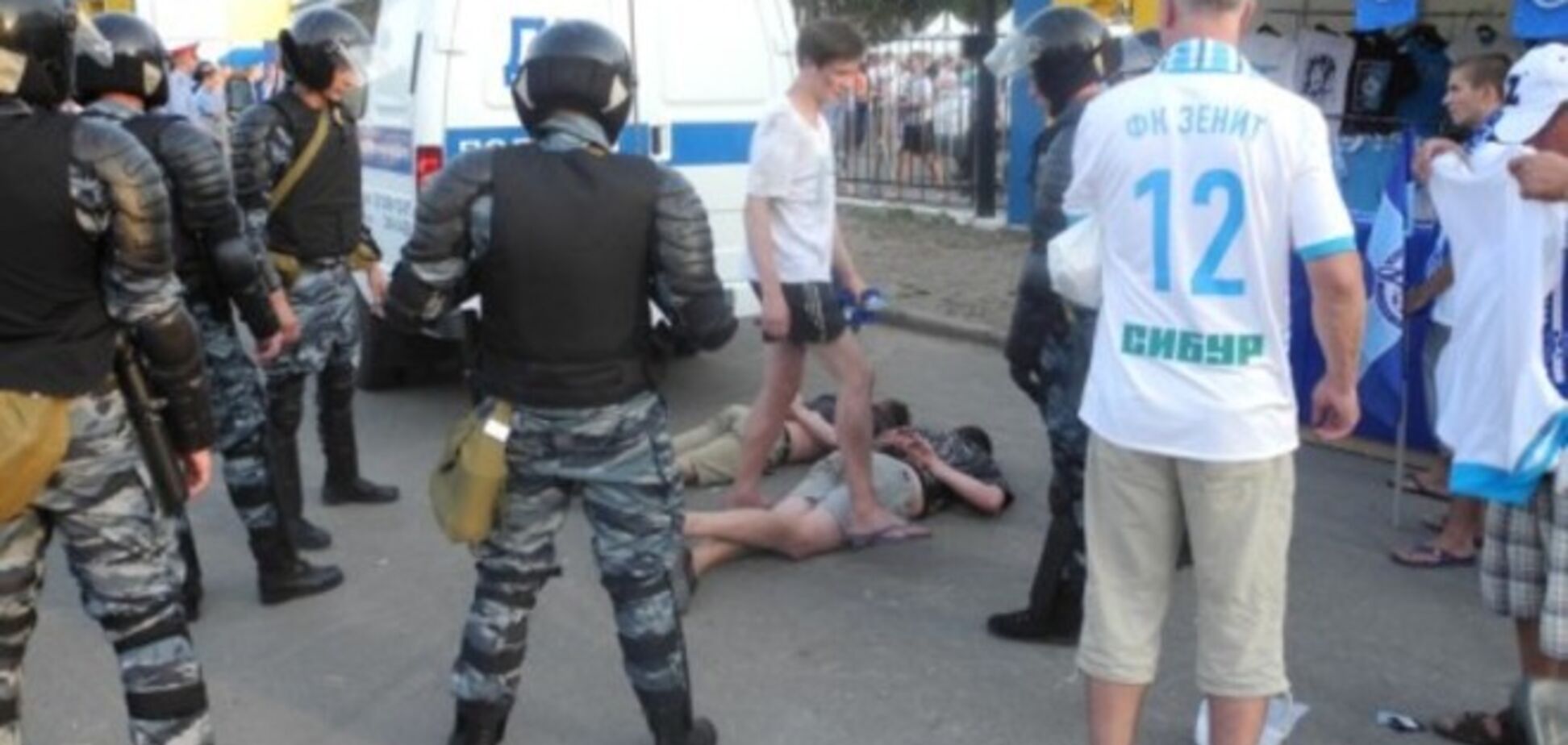 Фанаты 'Зенита' и ЦСКА устроили массовую драку: видео побоища