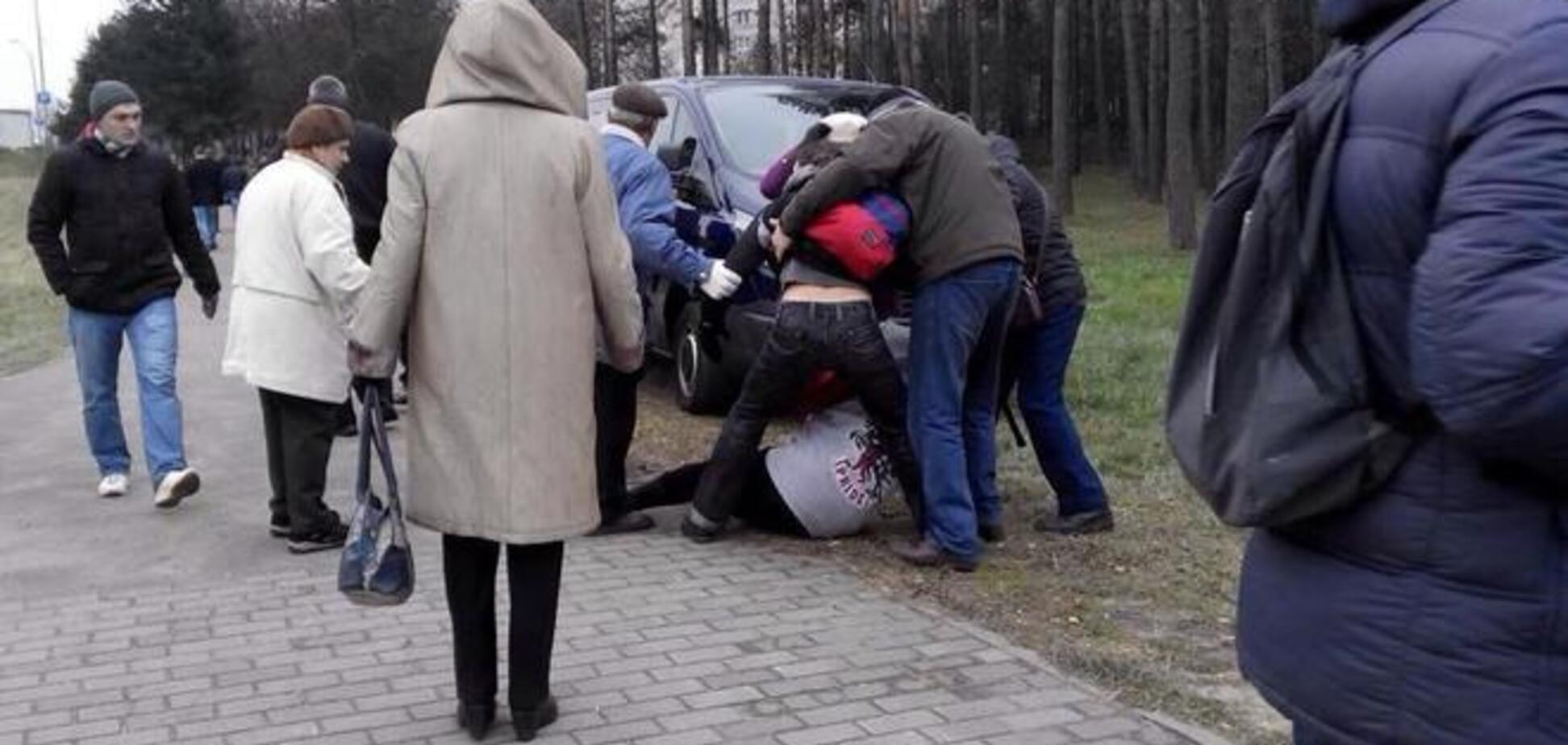 В Минске участников митинга задержали за флаг Украины