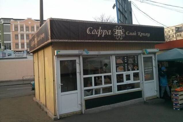 Біженці з Криму відкрили в Києві кіоск з кримськотатарськими чебуреками