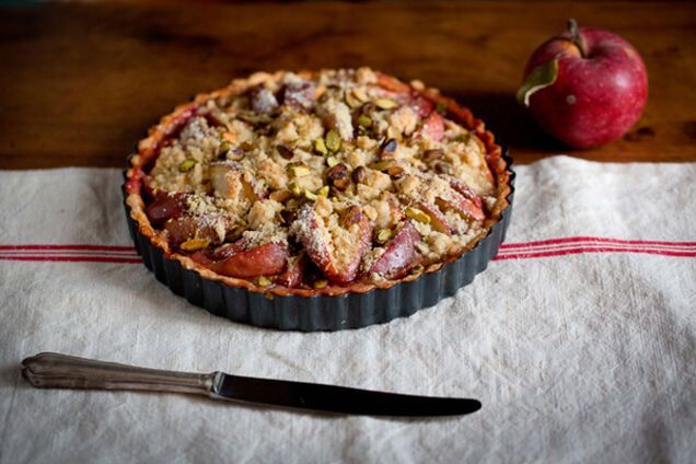 Итальянский рецепт инжирно-яблочного пирога со сливами