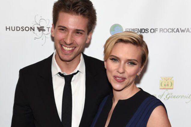 Скарлетт Йоханссон с братом-близнецом на красной дорожке 