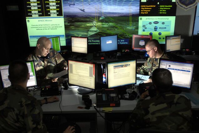 Британским солдатам запретили брать на учения смартфоны из-за угрозы кибератак России