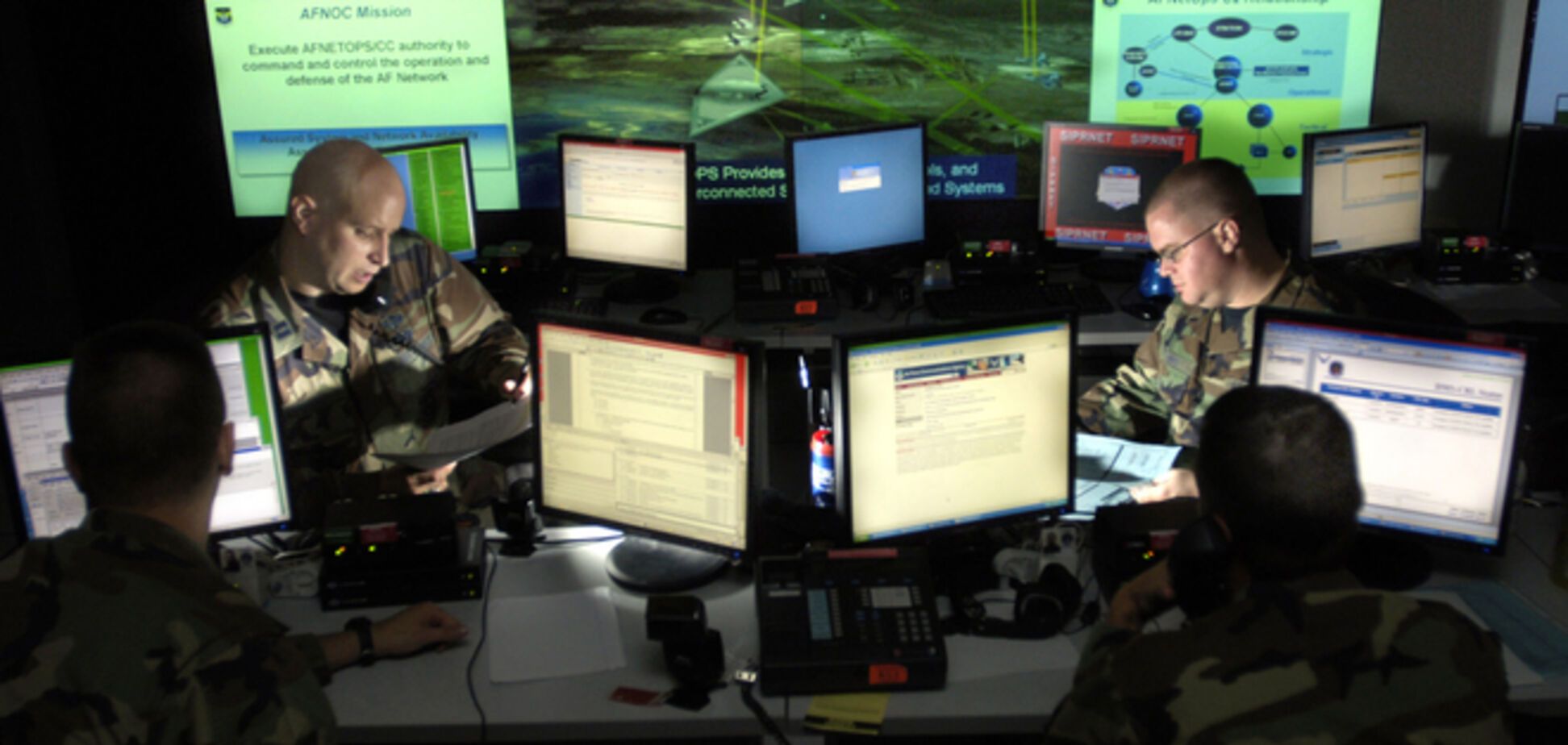 Британским солдатам запретили брать на учения смартфоны из-за угрозы кибератак России