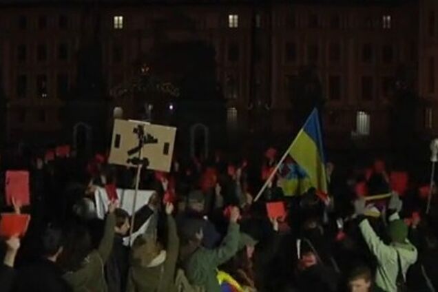 Протестующие чехи снова показали президенту 'красную карточку': опубликовано видео