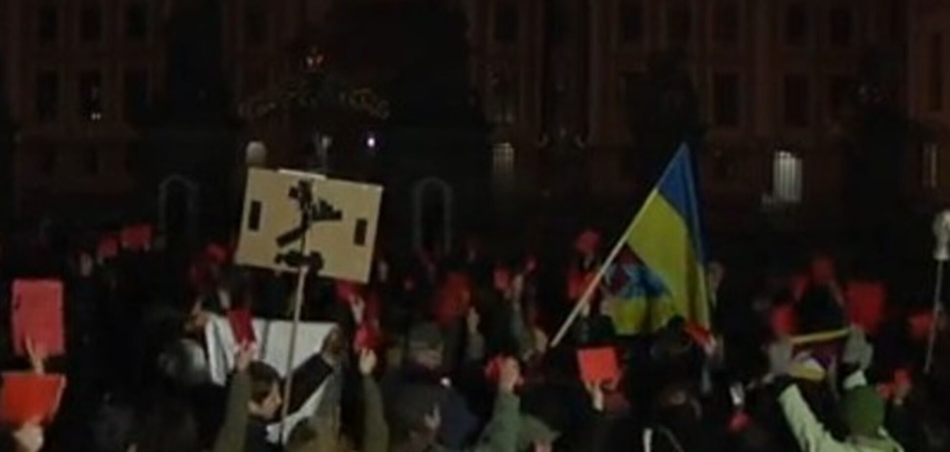 Протестующие чехи снова показали президенту 'красную карточку': опубликовано видео