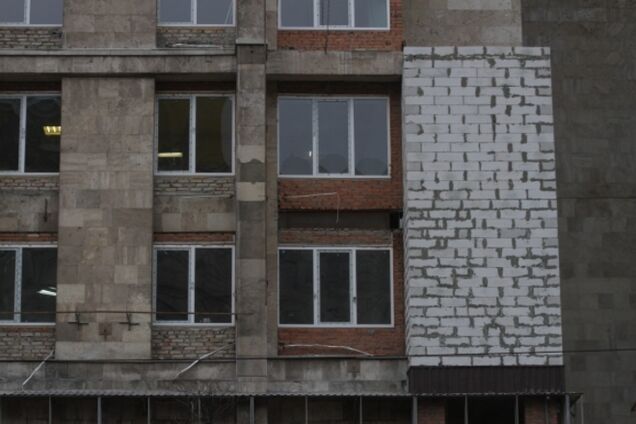 Дом профсоюзов на Майдане обрастает пристройками: фотофакт