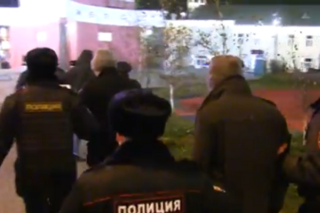 У Москві упакували в автозаки противників участі російських солдатів у війні на Донбасі: опубліковано відео