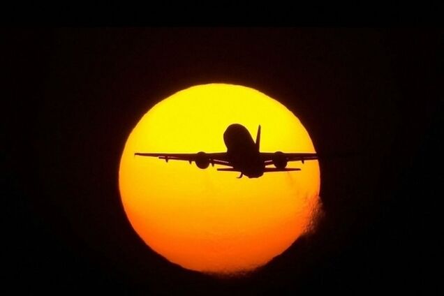 А почему Путин сам в 'Новороссию' не слетает?