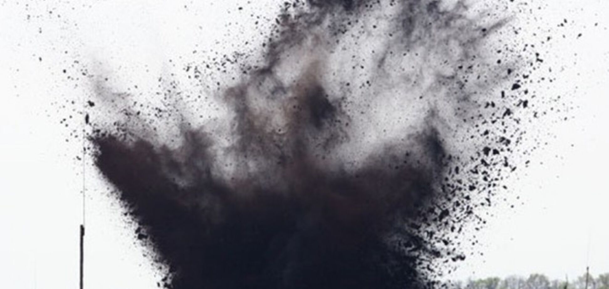 Жители Мариуполя сообщили о громком взрыве: в жилых домах посыпалась штукатурка