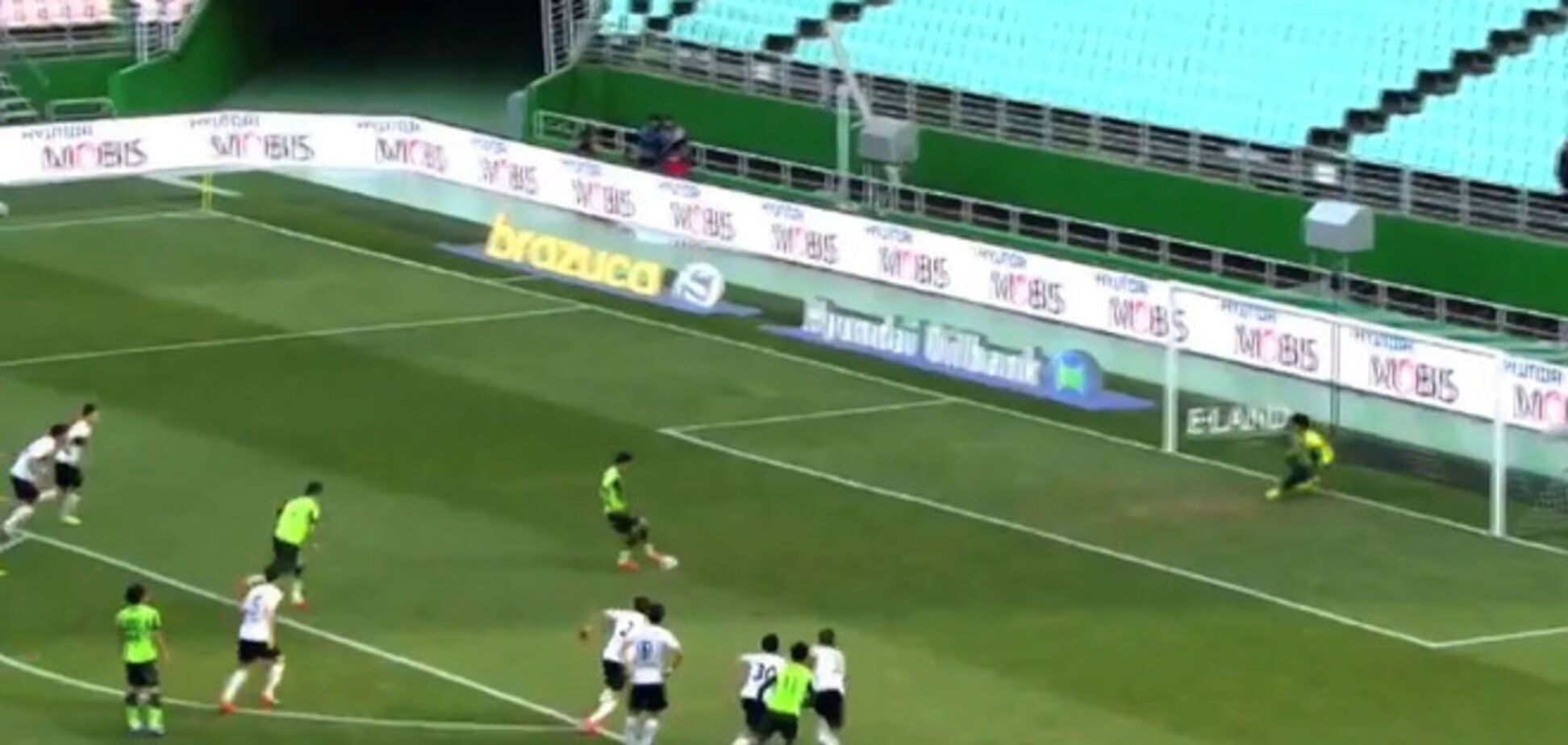 Бразильские футболисты забили оригинальный пенальти