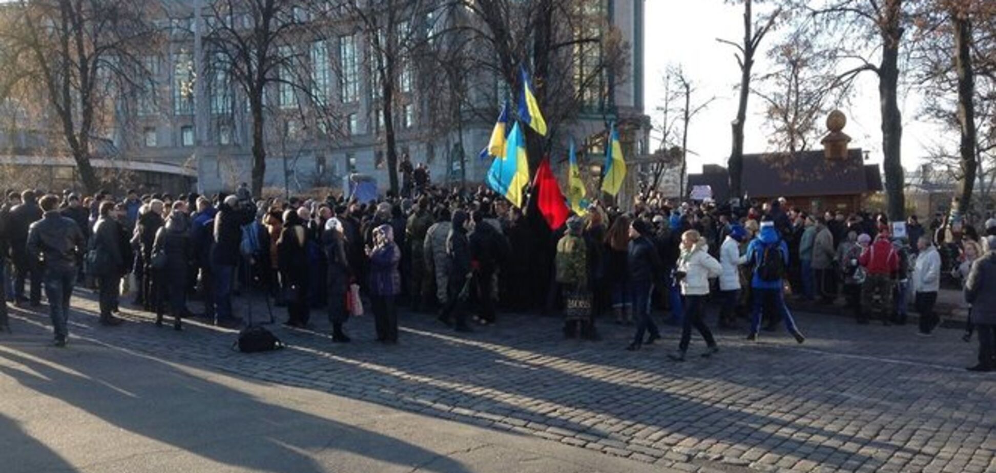 На Институтской Порошенко встретили криками 'Ганьба!': опубликовано видео