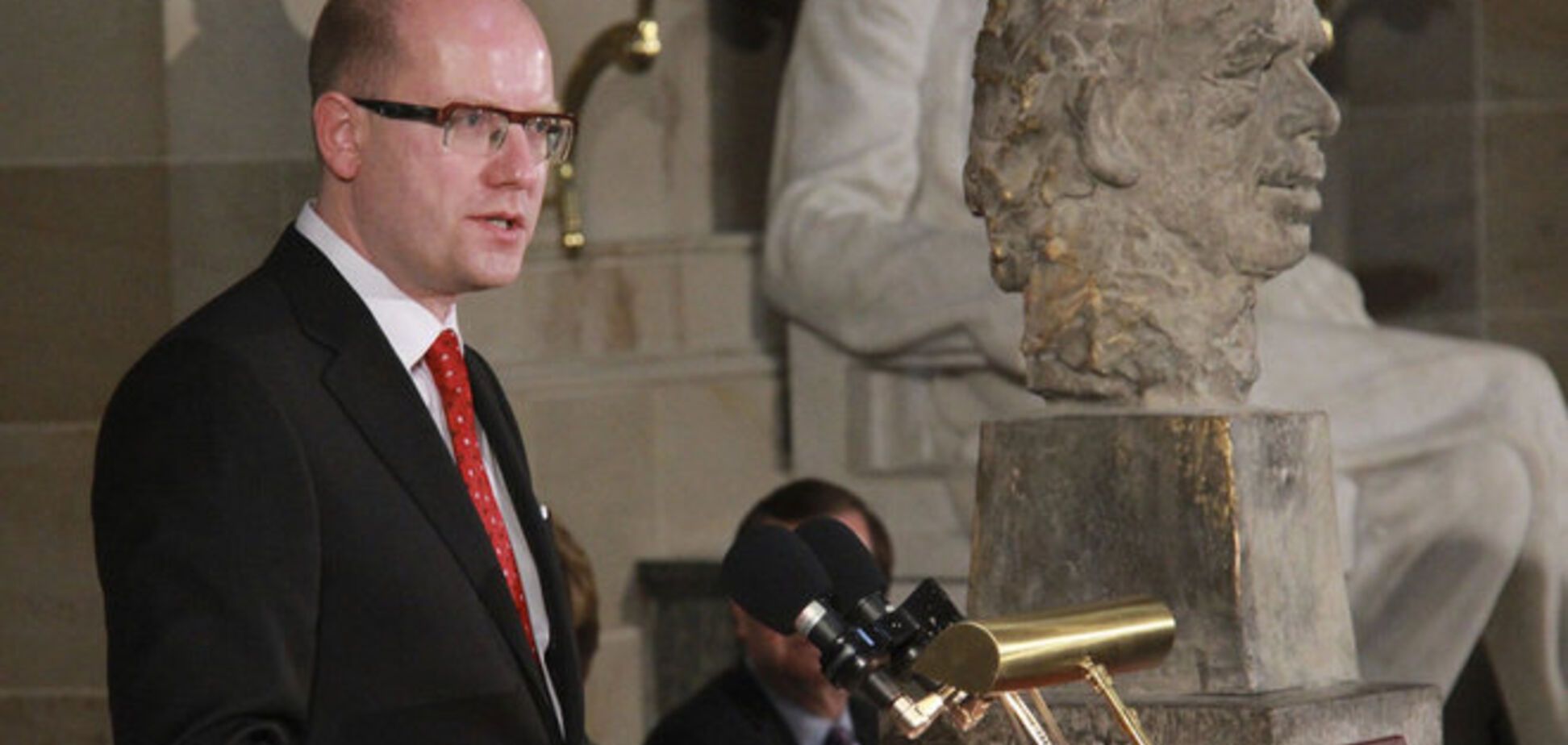 Премьер Чехии оправдывался в США за пророссийские высказывания президента Земана