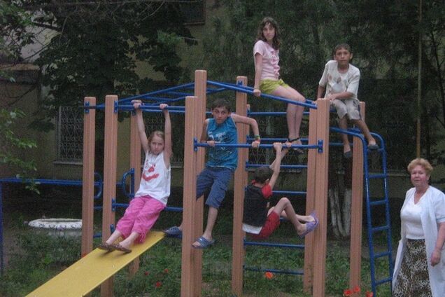 Оккупанты незаконно раздают россиянам детей из крымских интернатов