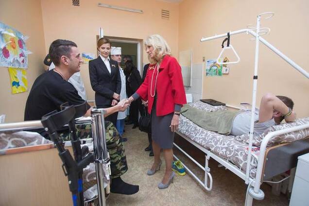 Супруги Порошенко и Байдена посетили раненых бойцов АТО: опубликованы фото