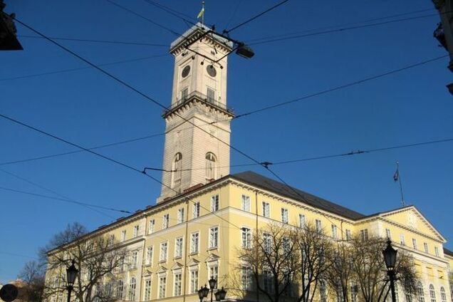 Из здания мэрии Львова срочно эвакуировали людей из-за угрозы взрыва