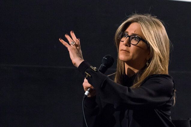 Дженнифер Энистон хочет казаться умной