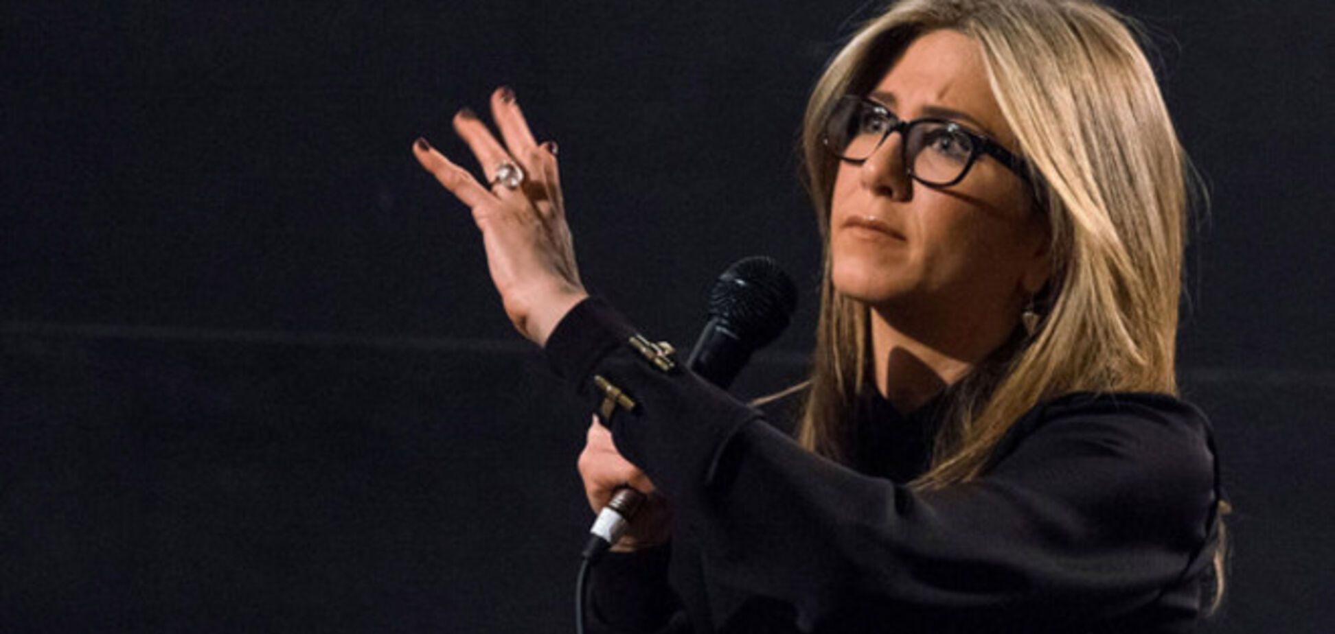 Дженнифер Энистон хочет казаться умной