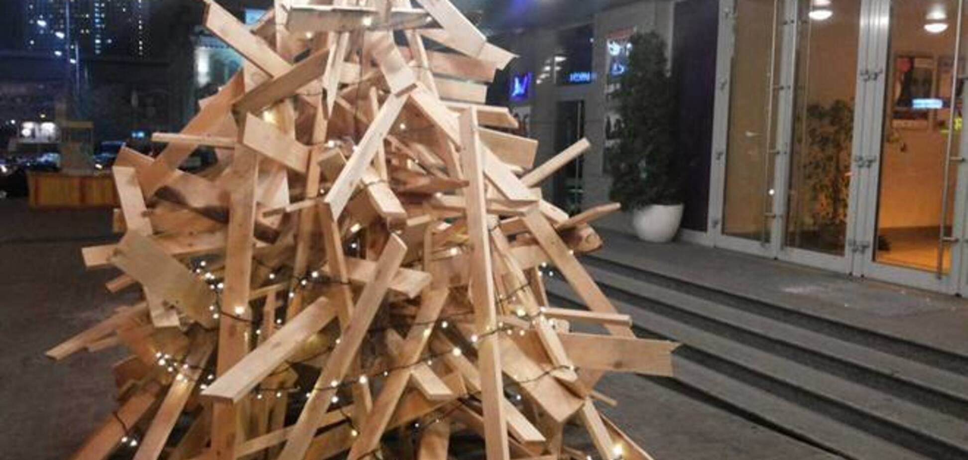 На киевской улице появилась елка из досок: фотофакт